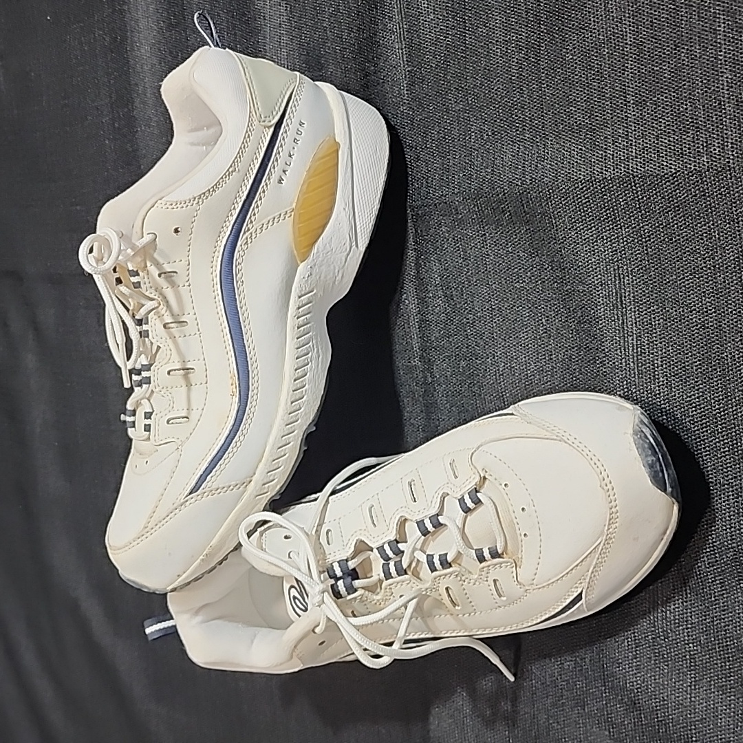 Easy Spirit Women's White Walk Run Sneakers. 9